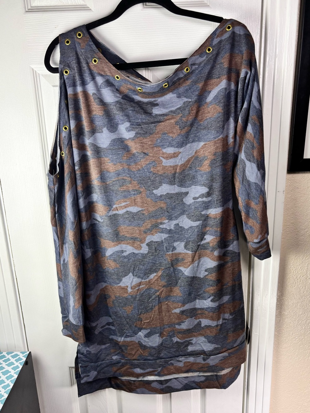 VENUS Camouflage Off-Shoulder Tunic in Gray and Brown L